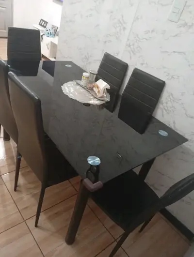 Mesa de comedor de vidrio con 6 sillas negras - miniatura 2