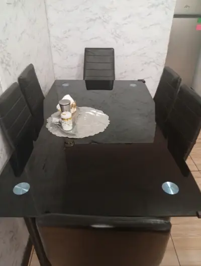 Mesa de comedor de vidrio con 6 sillas negras - miniatura 3