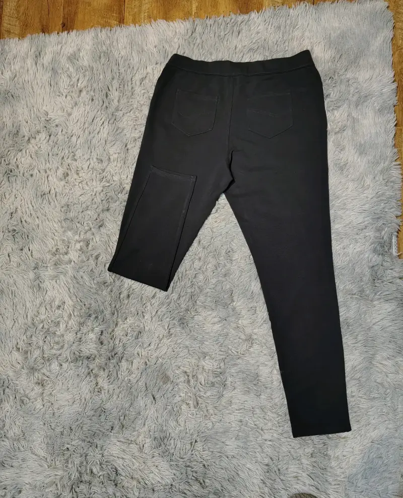 Pantalones grises de mujer con bolsillos - 1