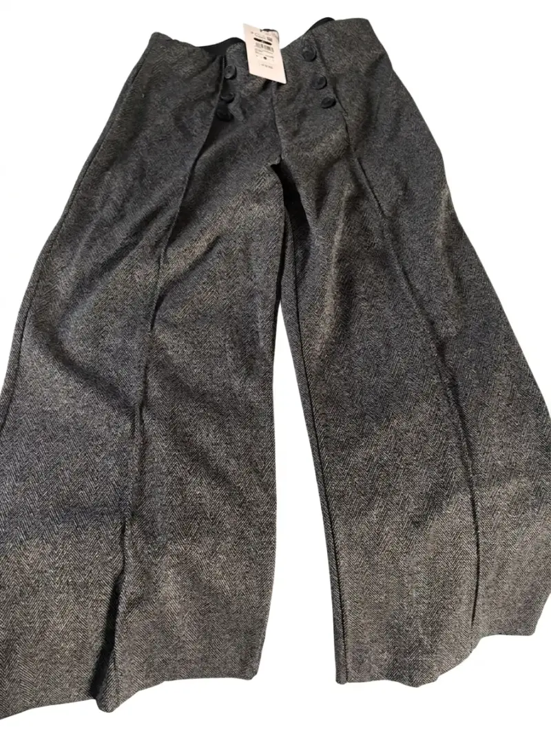 Pantalones de lana gris con botones decorativos