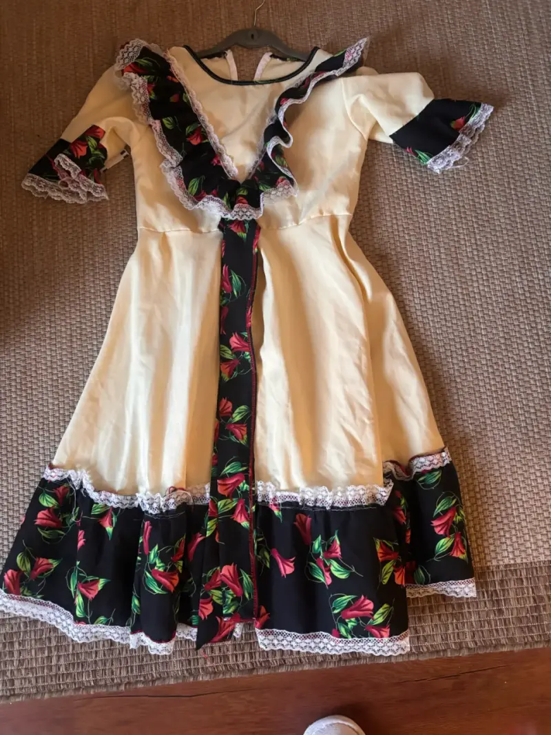 Vestido folclórico chileno con detalles florales