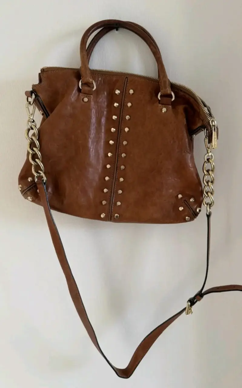 Bolso de cuero marrón con tachas doradas - 1