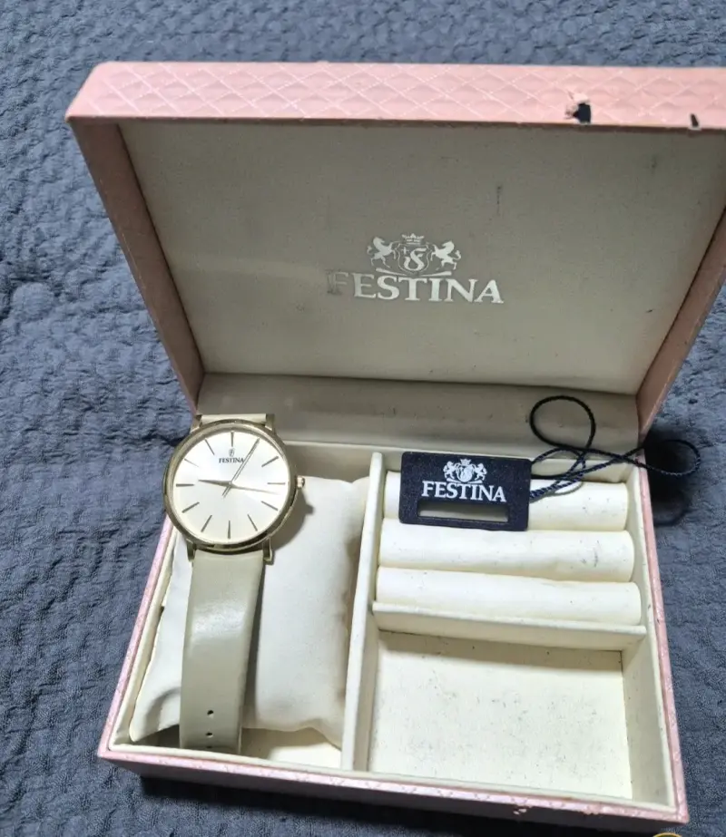 Reloj Festina dorado con caja original - 1