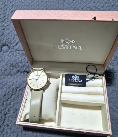 Reloj Festina dorado con caja original - miniatura 1