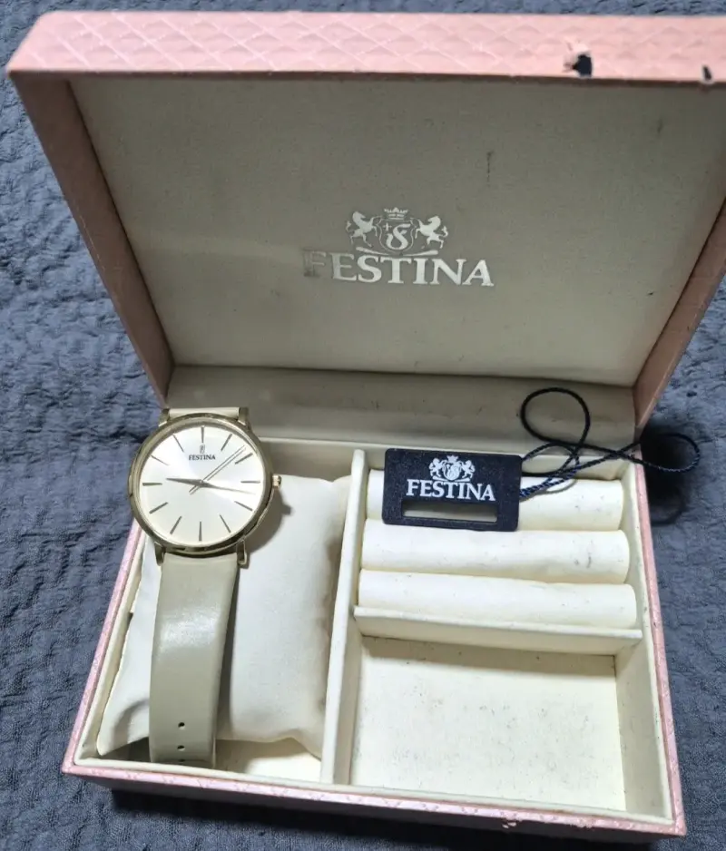 Reloj Festina dorado con caja original - 2