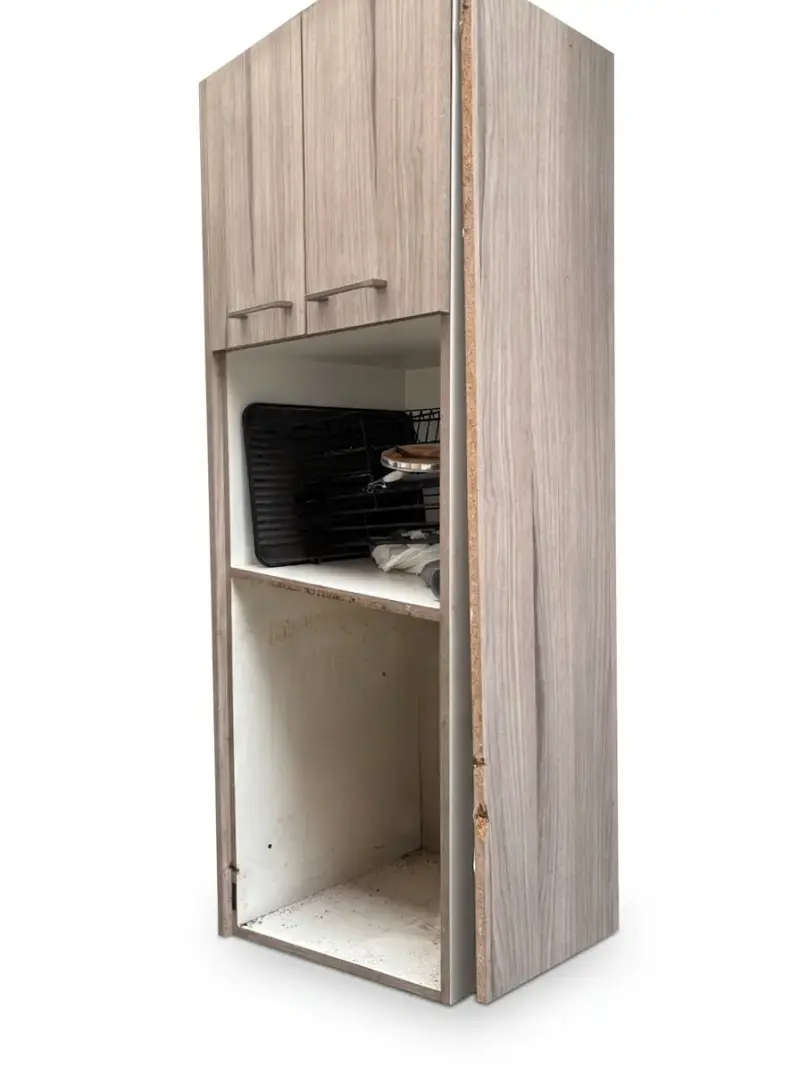 Mueble de cocina alto con estantes