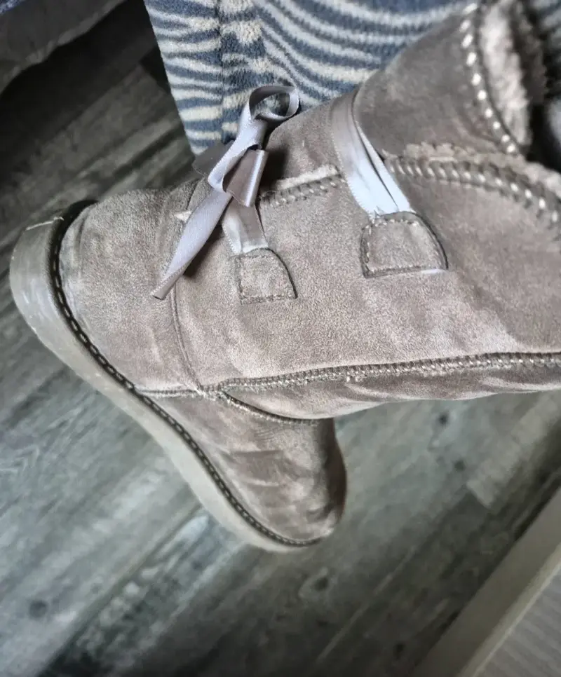 Botas de gamuza beige con lazo decorativo - 1