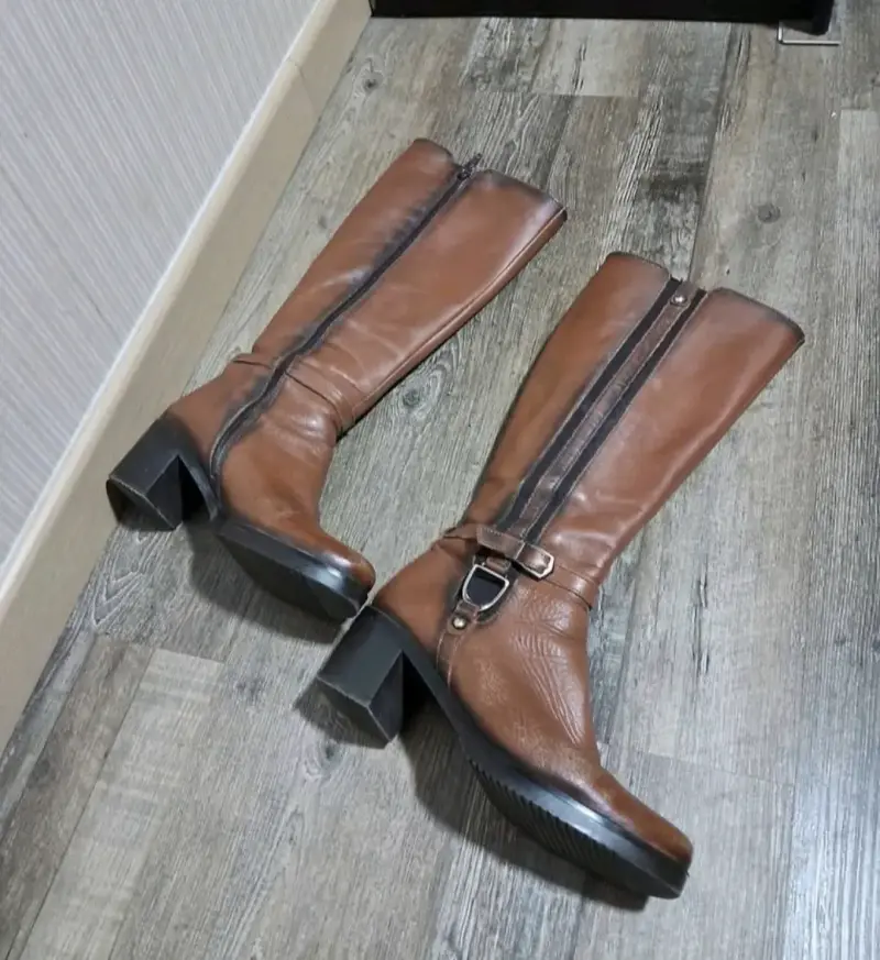Botas de gamuza beige con lazo decorativo - 4