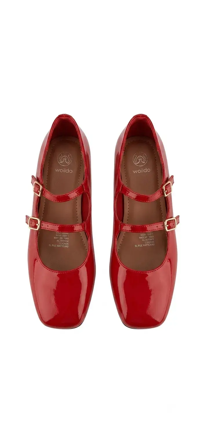 Zapatos rojos de charol con hebilla