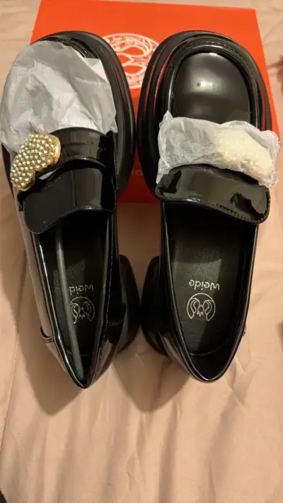 Zapatos de charol negros con adorno dorado - miniatura 1