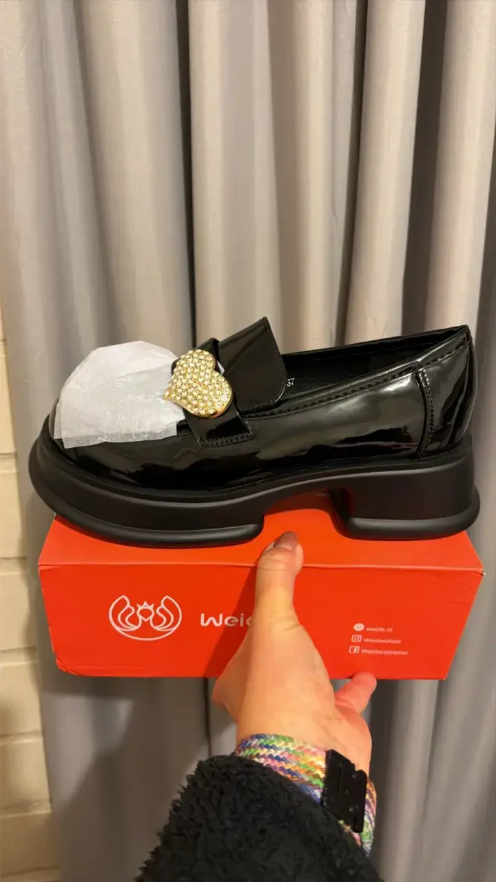 Zapatos de charol negros con adorno dorado - 2