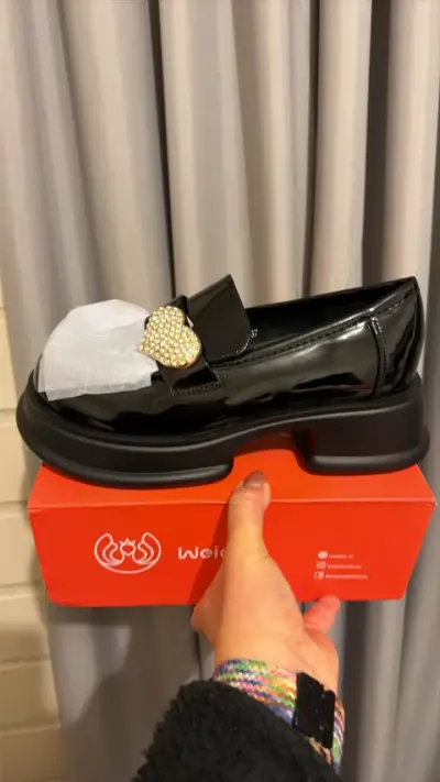 Zapatos de charol negros con adorno dorado - miniatura 3