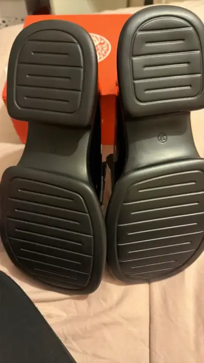 Zapatos de charol negros con adorno dorado - miniatura 4