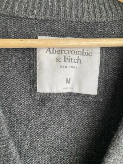 Cardigan gris Abercrombie & Fitch con botones - miniatura 2