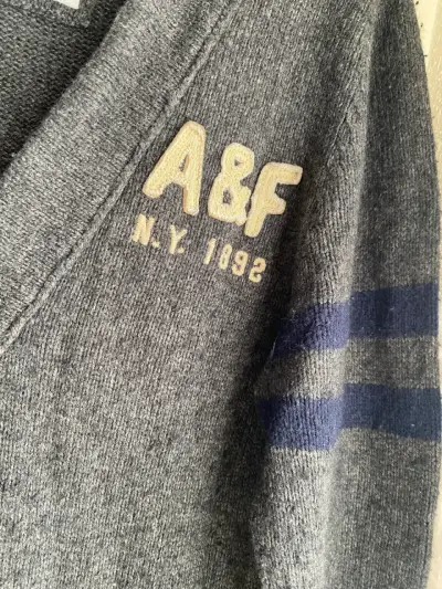 Cardigan gris Abercrombie & Fitch con botones - miniatura 3