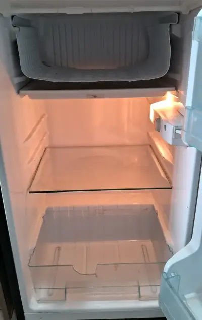 Frigobar Daewoo en buen estado - miniatura 4
