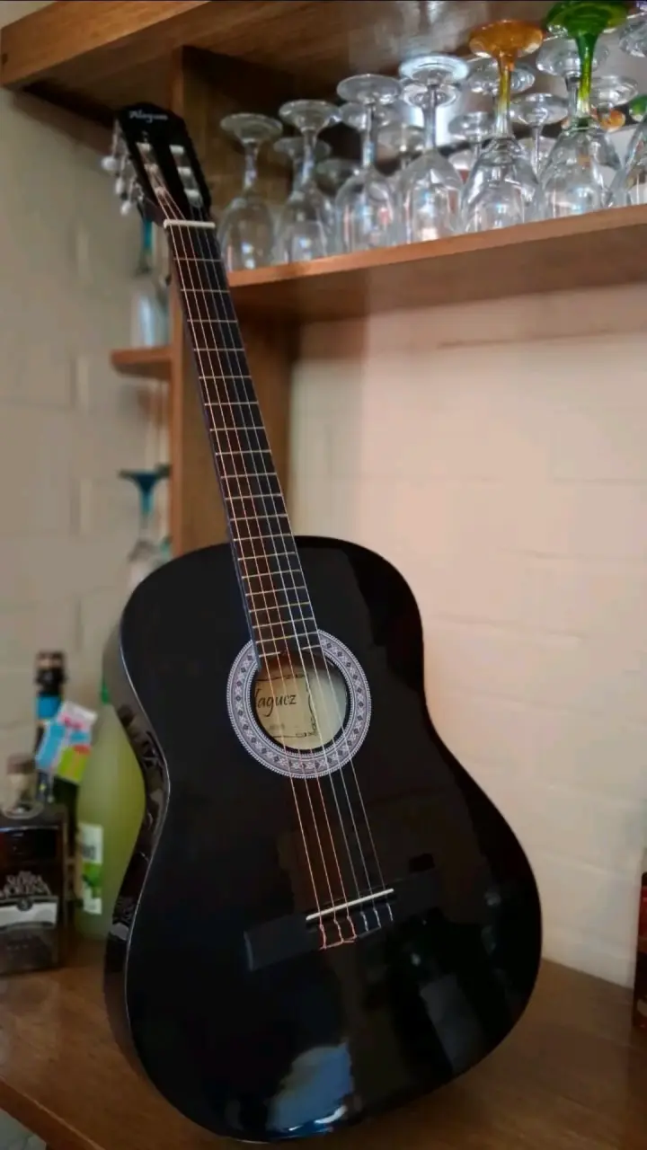 Guitarra clásica negra Aguez en buen estado