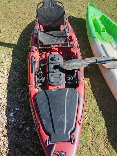 Kayak de pesca rojo con remo incluido - miniatura 1