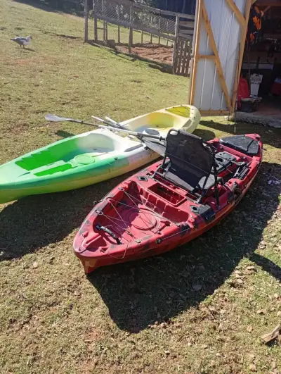 Kayak de pesca rojo con remo incluido - miniatura 3
