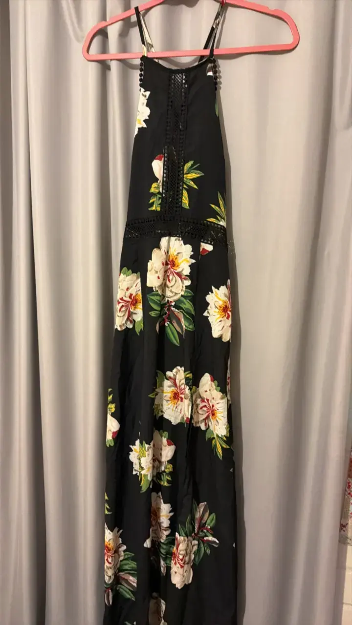 Vestido largo floral negro con tirantes