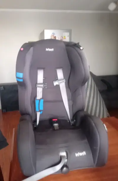Silla de auto Infanti negra con cinturón ajustable - miniatura 1