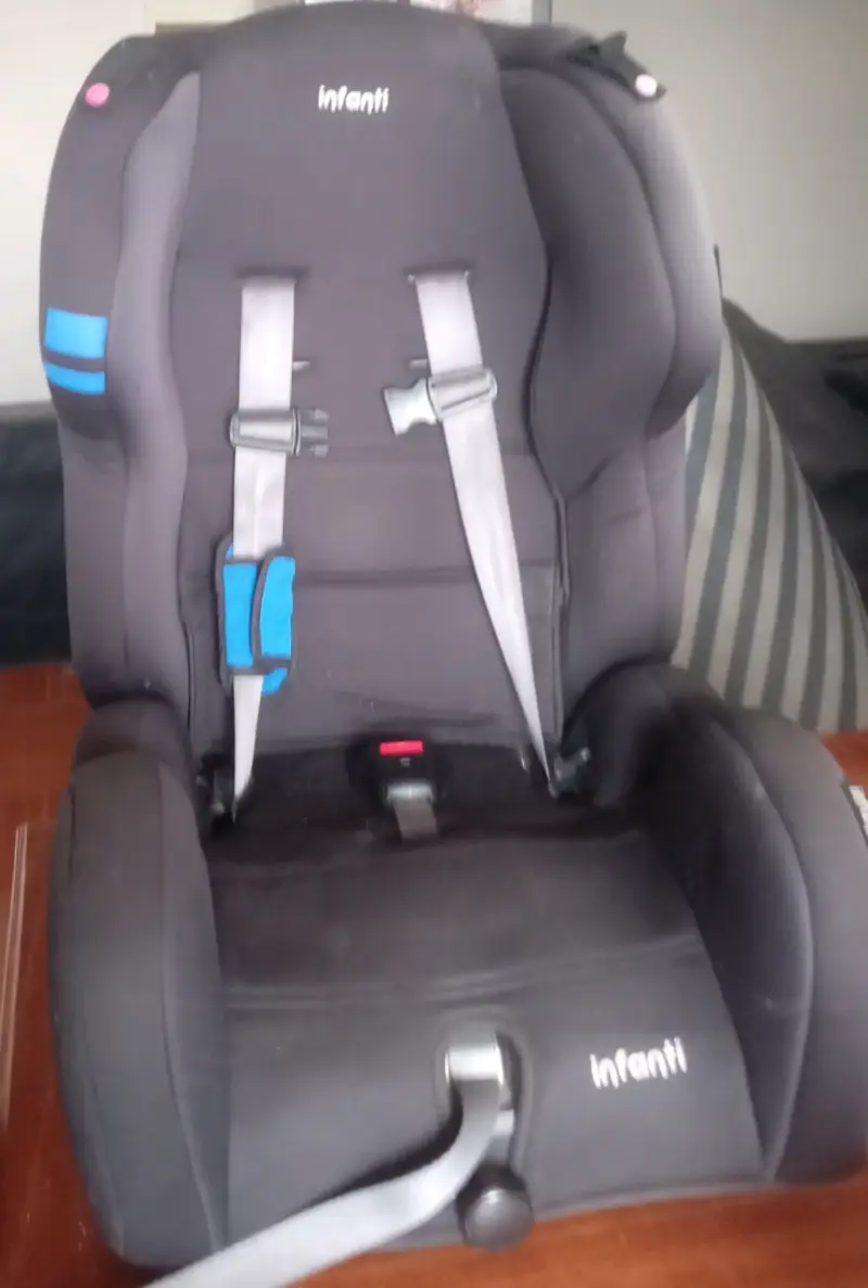 Silla de auto Infanti negra con cinturón ajustable - 2