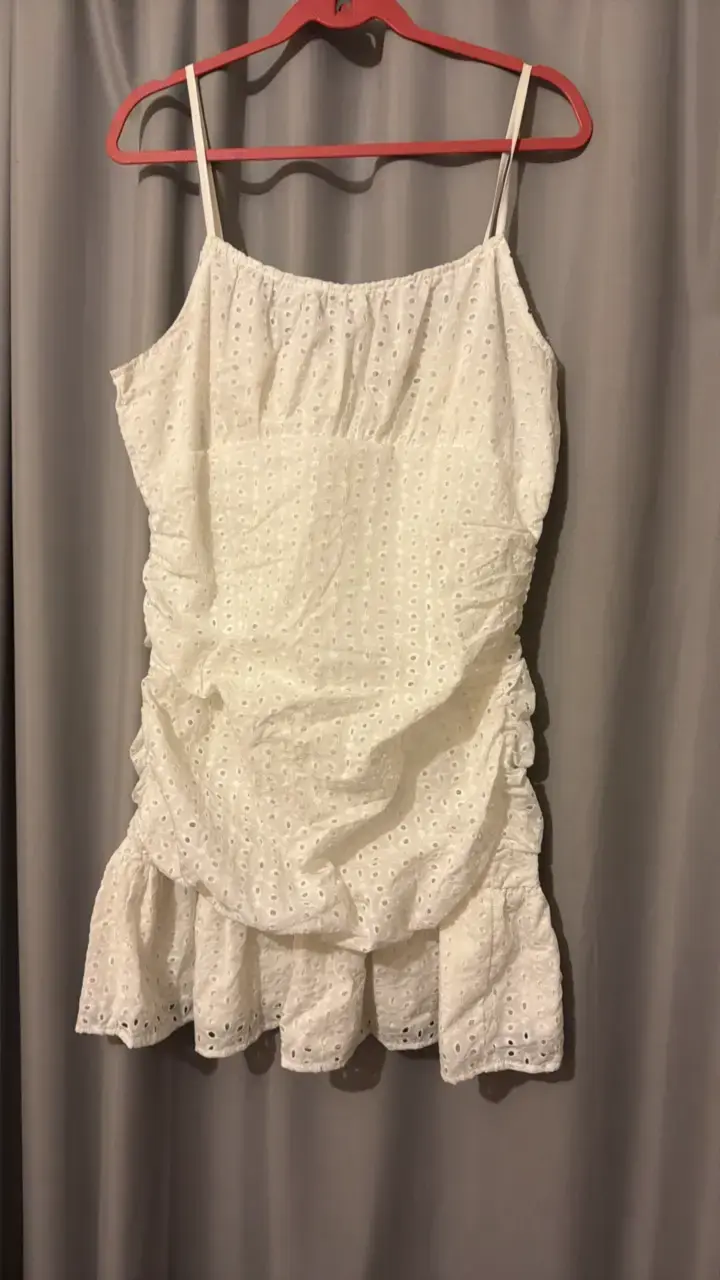 Vestido blanco de encaje con tirantes
