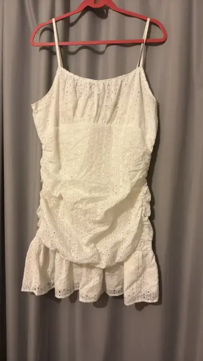 Vestido blanco de encaje con tirantes - miniatura 1
