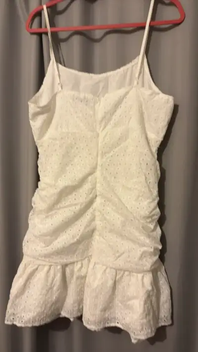 Vestido blanco de encaje con tirantes - miniatura 2