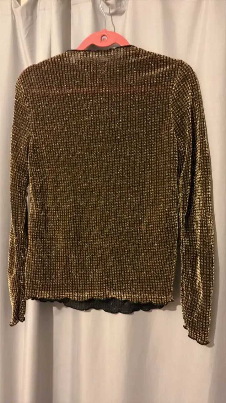 Blusa dorada de manga larga con textura