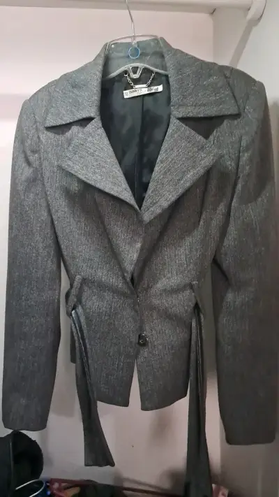 Blazer gris oscuro con cinturón para mujer - miniatura 1