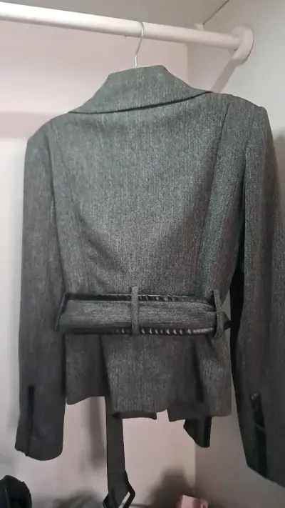 Blazer gris oscuro con cinturón para mujer - miniatura 2