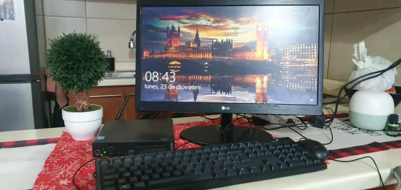 Monitor LG de 22 pulgadas + cpu Lenovo - 1