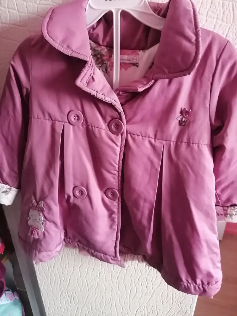 Abrigo infantil rosado con diseño de conejo