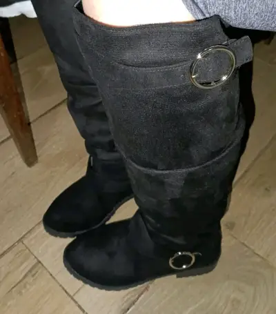 Botas negras altas con hebilla decorativa - miniatura 1