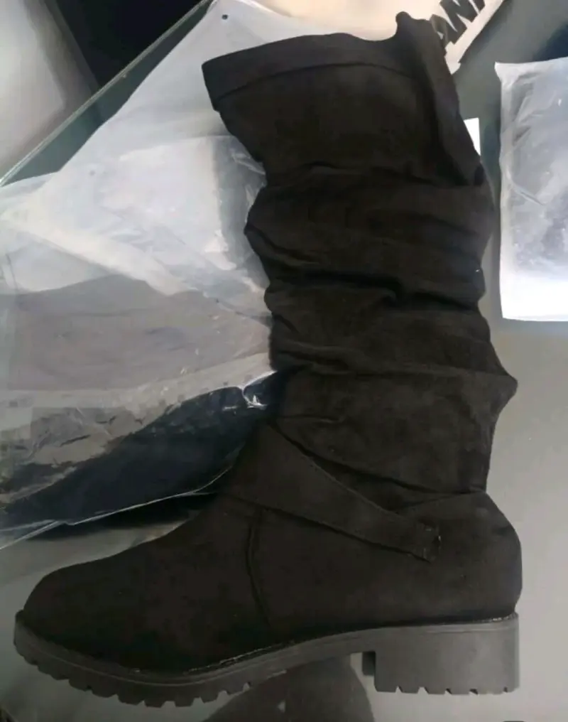 Botas negras altas con hebilla decorativa - 2