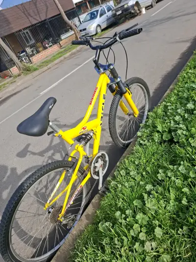 Bicicleta montaña amarilla con suspensión - miniatura 1