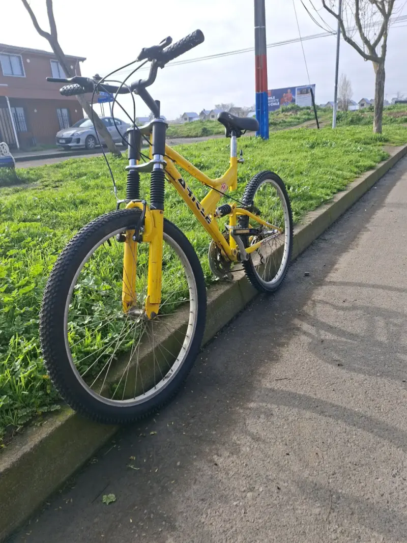 Bicicleta montaña amarilla con suspensión - 2
