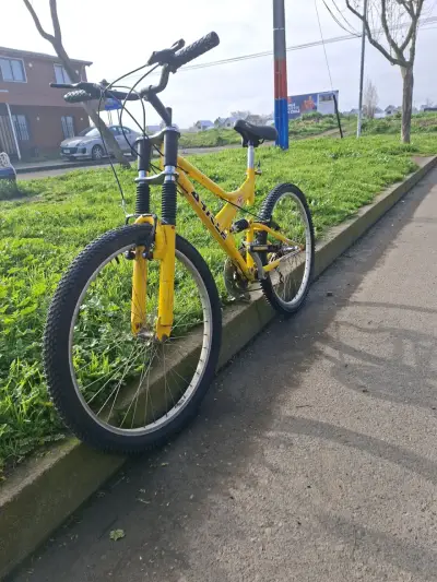 Bicicleta montaña amarilla con suspensión - miniatura 2