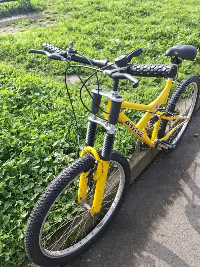 Bicicleta montaña amarilla con suspensión - miniatura 3