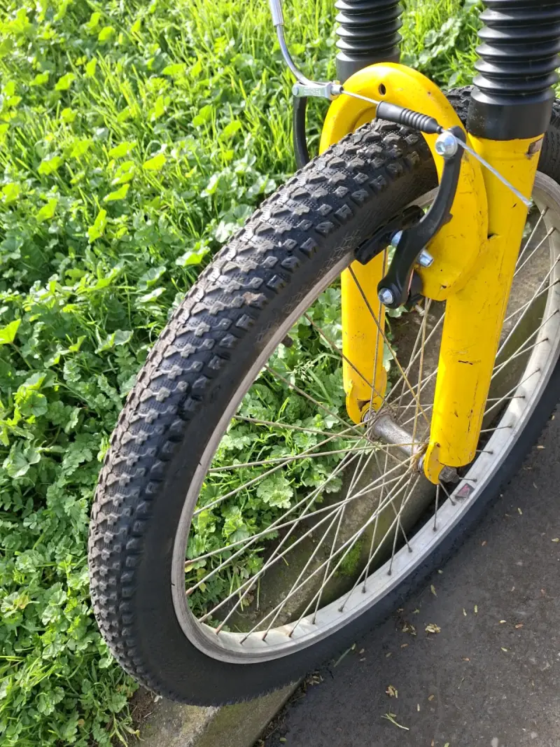 Bicicleta montaña amarilla con suspensión - 4