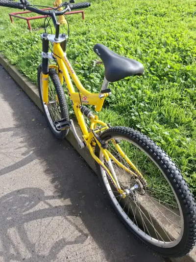 Bicicleta montaña amarilla con suspensión - miniatura 5