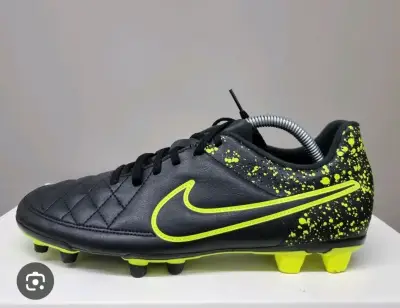 Zapatillas Nike negras con detalles amari - miniatura 1