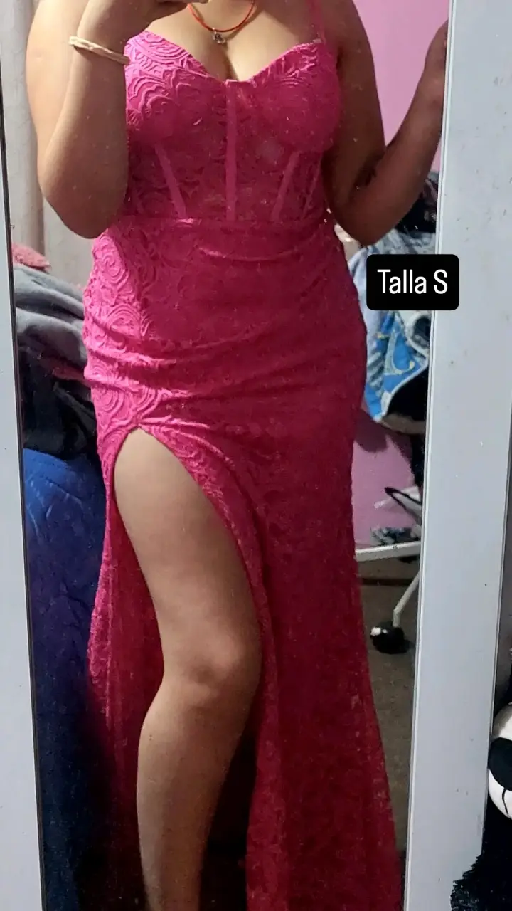 Vestido largo fucsia con abertura lateral