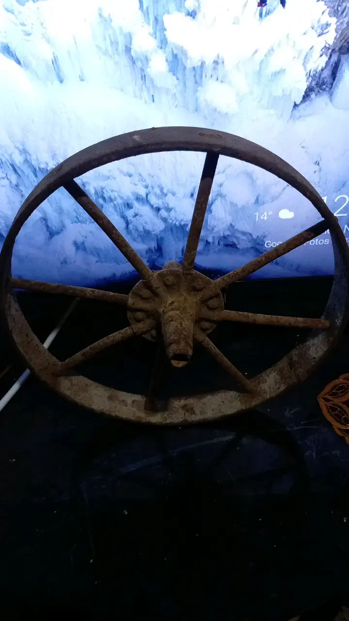 Rueda de hierro antigua para decoración o restauración
