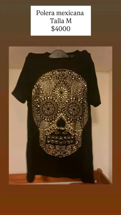 Polera negra con diseño de calavera dorada - miniatura 1