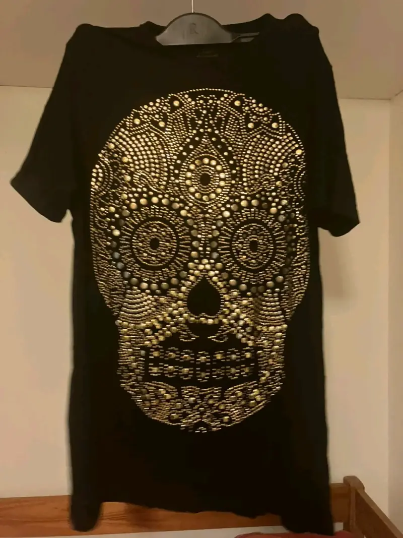 Polera negra con diseño de calavera dorada - 2