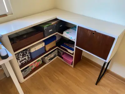 Escritorio de esquina con estantes y gabinete - miniatura 1