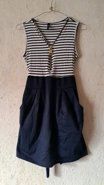 Vestido a rayas con cierre decorativo - miniatura 1