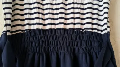 Vestido a rayas con cierre decorativo - miniatura 4